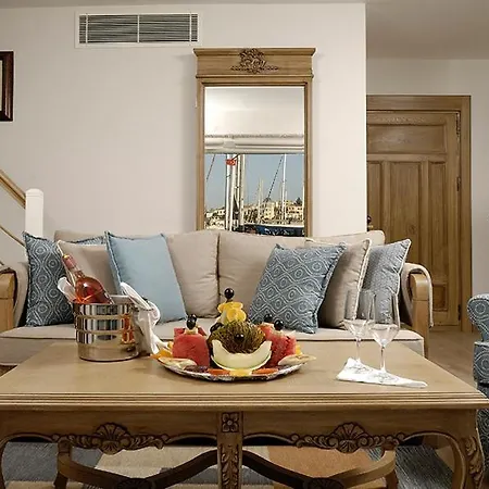 Marina Hostal Çeşme